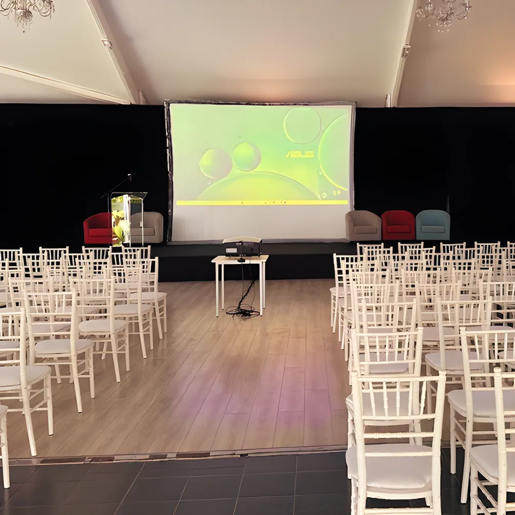 Salle en configuration réunion